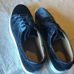 Blue velvet sneakers